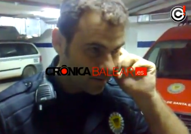 Un policía local se mofa de un vendedor ambulante y le destroza su mercancía (Vídeo)