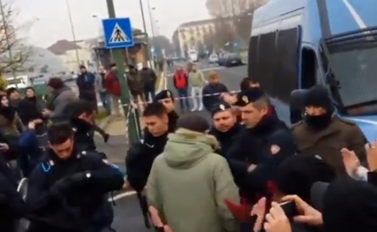 La policía italiana se quita los cascos y marcha junto a los manifestantes