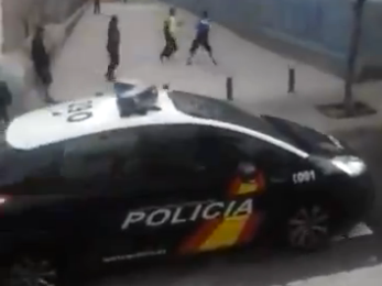 Policía se olvida de poner el freno de mano