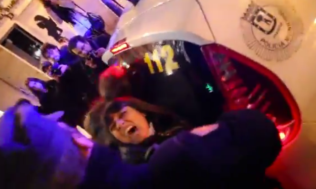 La policía golpea y detiene a varias mujeres tras una protesta contra la ley del aborto (Vídeo)