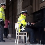 Policía tocando el piano en una calle de Praga