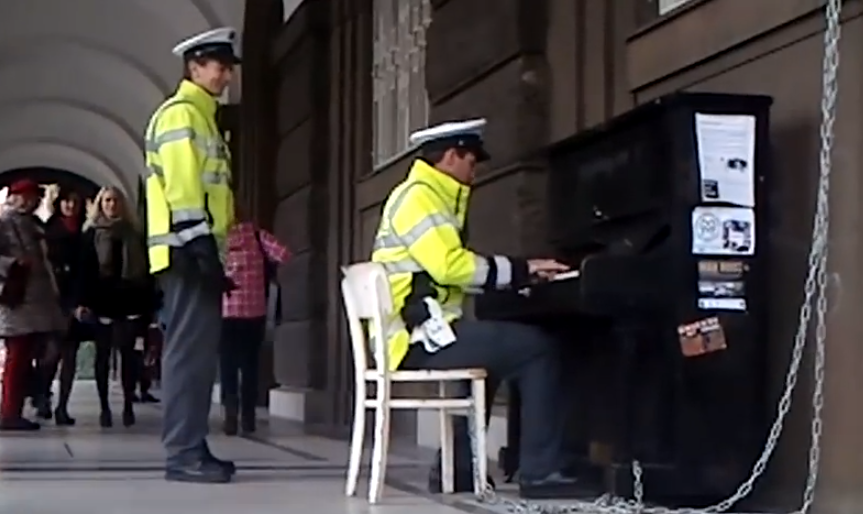 Policía tocando el piano en una calle de Praga