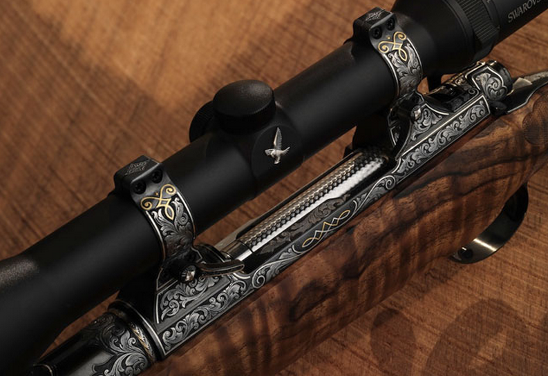 El rifle de oro y cristales Swarovski que utilizaba el Rey de España para cazar elefantes