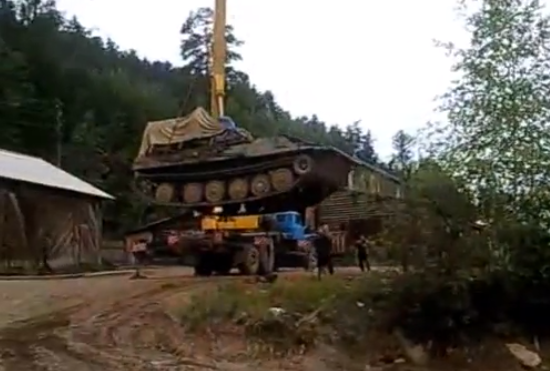 Rusos descargando un tanque con una grúa