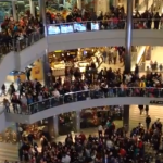 Lanza 1.000 dólares en billetes en un centro comercial con el fin de difundir alegría en las fiestas