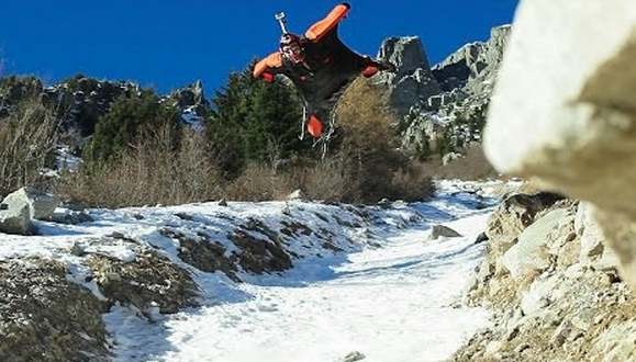 Wingsuit muy muy cerca del suelo