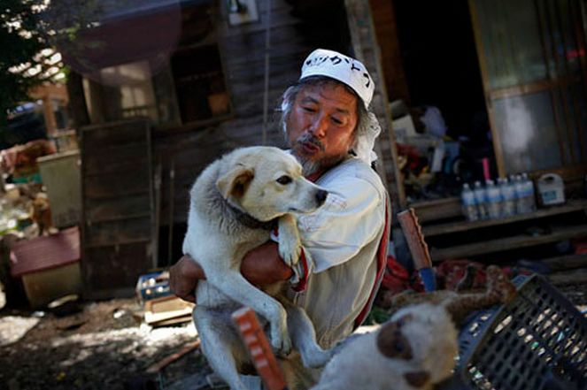 Keigo Sakamoto, el último habitante de Fukushima, cuida más de 500 animales abandonados