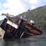 Así es como descargan un barco lleno de troncos en Canadá, en cuestión de segundos