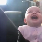 Un bebé se “muere” de risa al ver a un perro comer palomitas