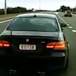 Conductor de un BMW M3 pisando el freno delante de otro coche después de adelantar por la derecha