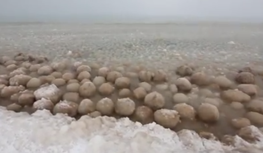 Bolas de hielo en la orilla del lago Michigan