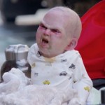 Bebé robótico satánico promociona una película en Nueva York (Vídeo)