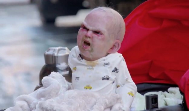 Bebé robótico satánico promociona una película en Nueva York (Vídeo)