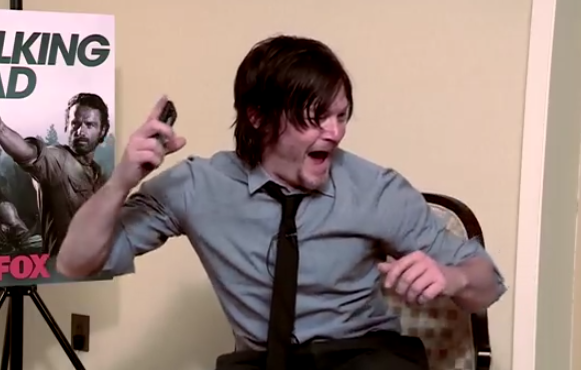 Un 'zombie' le pega un buen susto a Norman Reedus (Daryl Dixon) de The Walking Dead