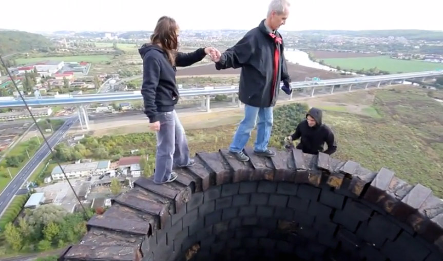 Caminando por una chimenea a 110 metros de altura sin ningún tipo de seguridad