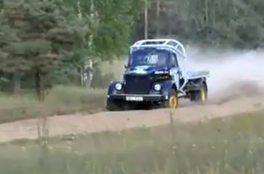 Camión soviético preparado para rally se lleva árbol por delante