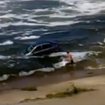 Mientras tanto en Rusia... Lo típico, se cae un coche al agua y lo sacan al estilo ruso