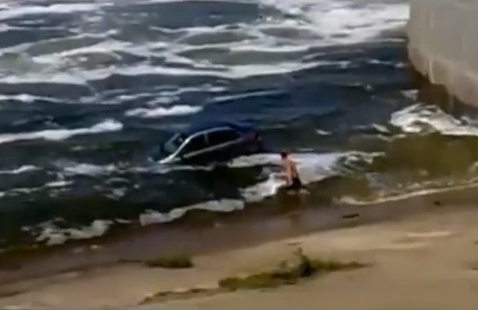 Mientras tanto en Rusia... Lo típico, se cae un coche al agua y lo sacan al estilo ruso