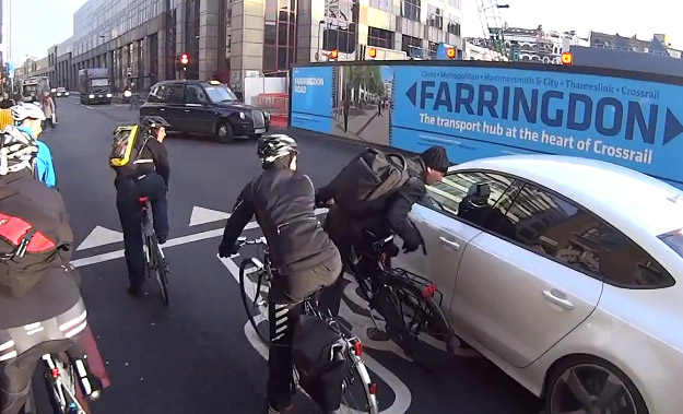 El conducto de un Audi A7 se baja del coche y le pega un puñetazo a un ciclista