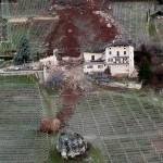 Gigantesco desprendimiento de rocas destroza una casa en Termeno, Italia (Vista aérea)