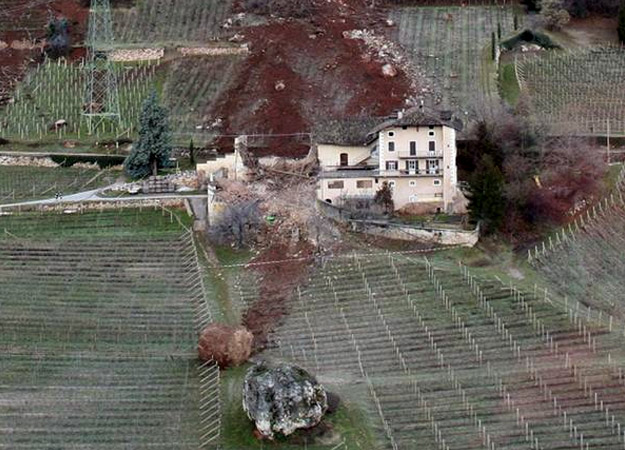 Gigantesco desprendimiento de rocas destroza una casa en Termeno, Italia (Vista aérea)