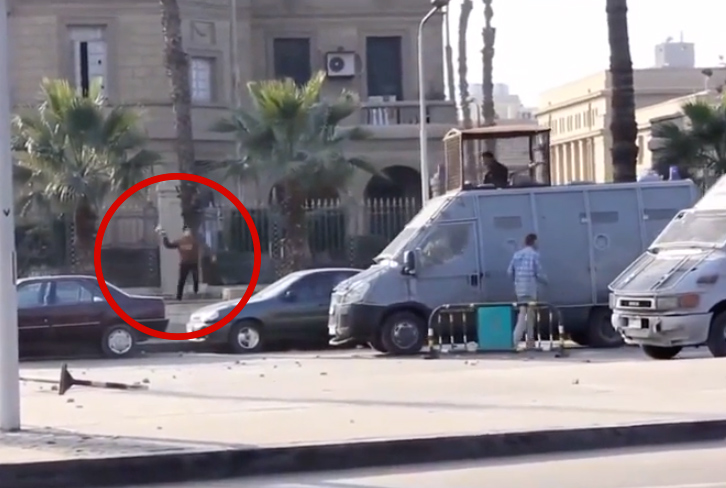 Estudiante egipcio tira un cóctel molotov a un policía durante una manifestación