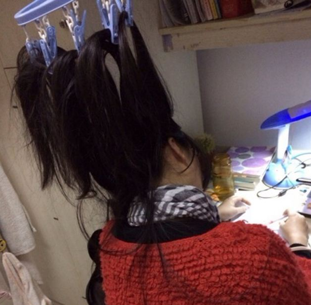 Estudiantes chinas atan su pelo con pinzas para no dormirse y poder estudiar toda la noche