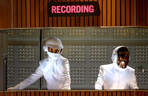 Premios Grammy 2014: Daft Punk, Pharrell Williams y Stevie Wonder interpretando el Get Lucky