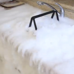 Experimento: Hielo seco en un fregadero lleno de agua caliente