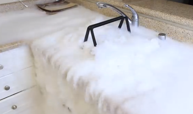 Experimento: Hielo seco en un fregadero lleno de agua caliente