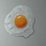 Esto es un dibujo de un huevo frito. Si, un dibujo