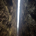 Impresionante salto de Jeb Corliss en las montañas de Lang Shan, China