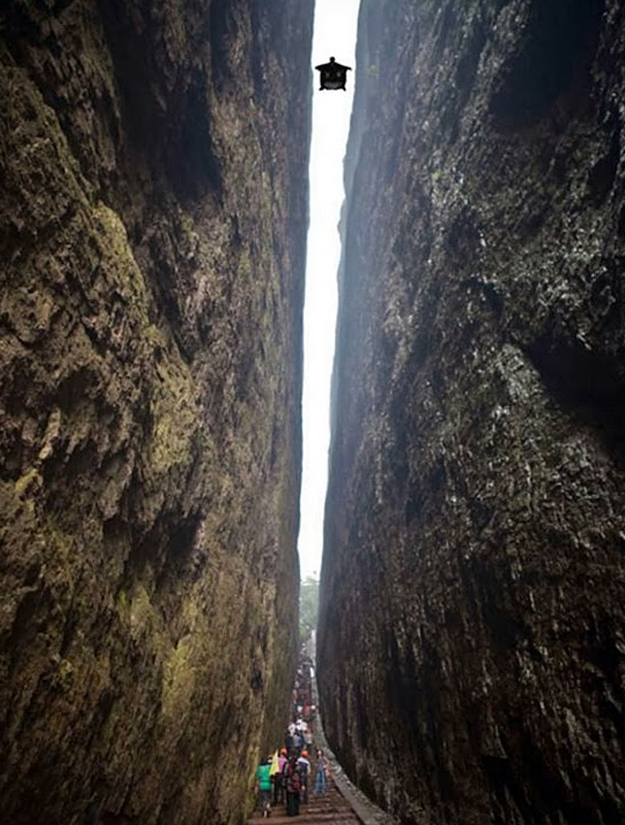 Impresionante salto de Jeb Corliss en las montañas de Lang Shan, China