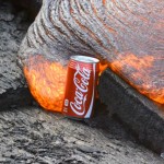 Cuando una lata de Coca-Cola y la lava se encuentran