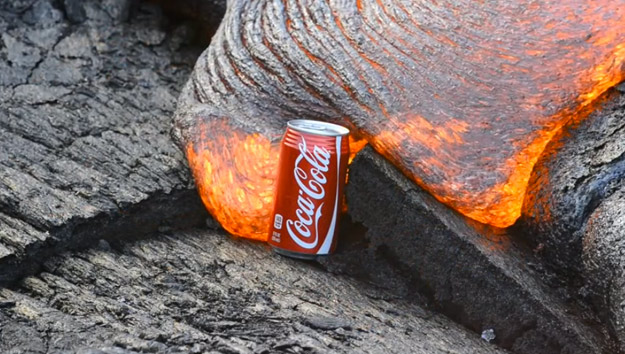 Cuando una lata de Coca-Cola y la lava se encuentran