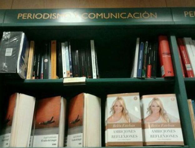 Sevilla. Casa del Libro. Estantería de Periodismo y Comunicación...