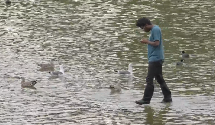 El mago Rahat también sabe caminar sobre el agua. Ojo a las reacciones...