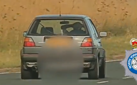 Esta es la multa que le metieron a este hombre por conducir sin manos (Vídeo)