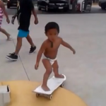 Un skater de dos años