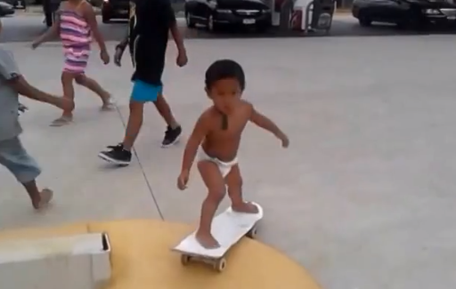 Un skater de dos años