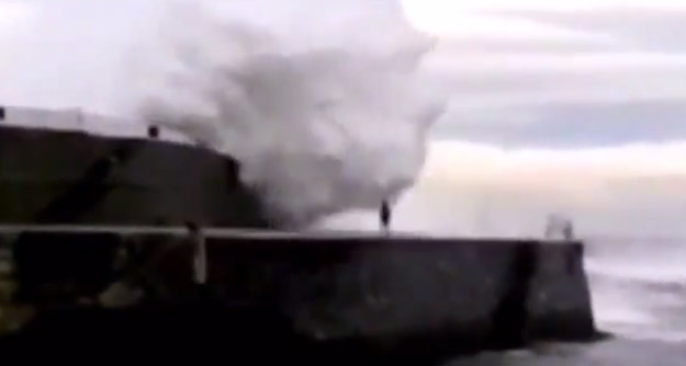 Vídeo del momento en el que un hombre es arrastrado por una ola en Ondarroa