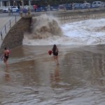 Vídeo del momento en el que una ola engulle a una mujer en la playa del Sardinero
