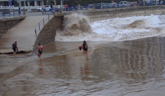 Vídeo del momento en el que una ola engulle a una mujer en la playa del Sardinero