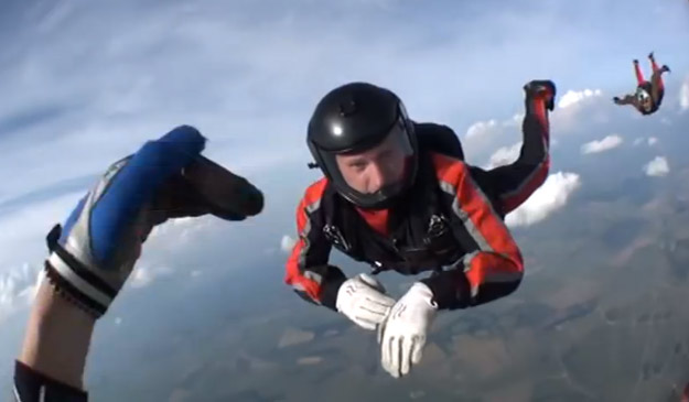 Un paracaidista queda inconsciente durante un salto y lo salvan sus compañeros (Vídeo)