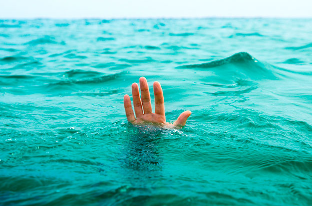 Pastor se ahoga tratando de caminar sobre el agua como Jesús