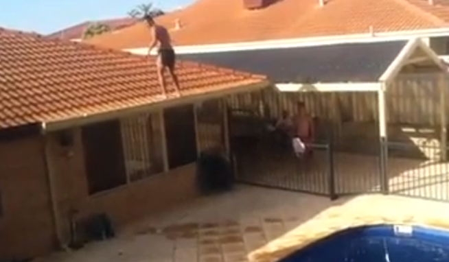 Peligroso backflip desde el tejado de la casa a la piscina