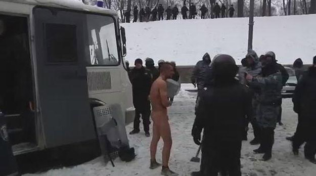 La policía ucraniana mantiene a un detenido desnudo a -10ºC (Vídeo)