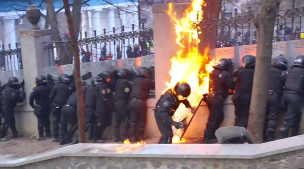 Policía ucraniana vs. cócteles molotov