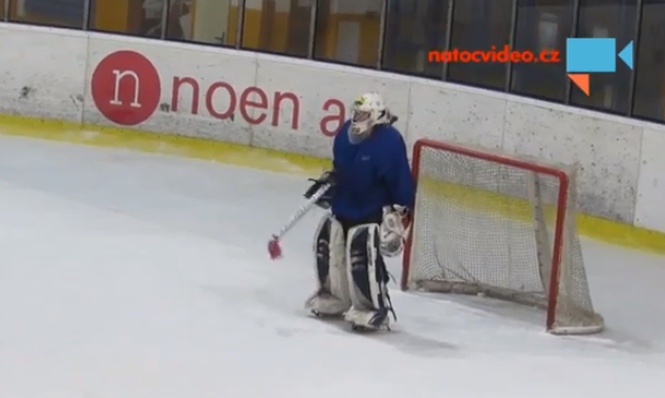 Portero de hockey sobre hielo borracho