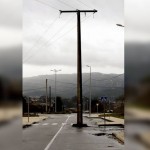 Una carretera abierta al tráfico con un poste de la luz en mitad de uno de los carriles (Galicia)